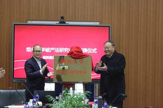 男人和女人站在电视前低可信度描述已自动生成